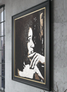 Riflesso d'oro: Suggerimento cornice Ritratto stilizzato in bianco, nero e oro di donna pensierosa. Qui è mostrato un suggerimento di cornice.