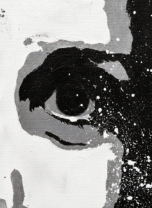 Ritratto stilizzato in bianco e nero di volto femminile intenso. Qui è mostrato un dettaglio dell'opera.