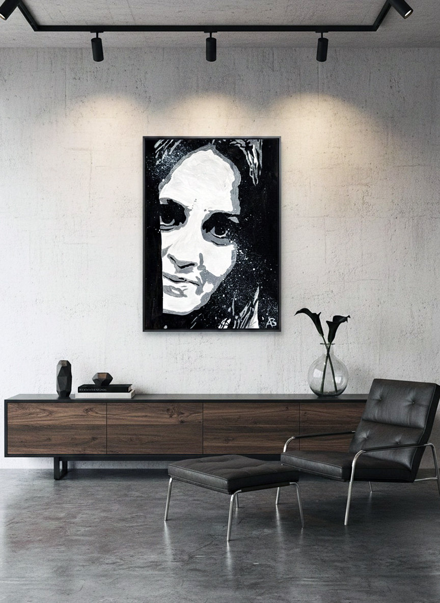 Ritratto stilizzato in bianco e nero di volto femminile intenso. Qui è mostrato un suggerimento di ambientazione.