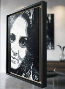 Ritratto stilizzato in bianco e nero di volto femminile intenso. Qui è mostrato un suggerimento di cornice.