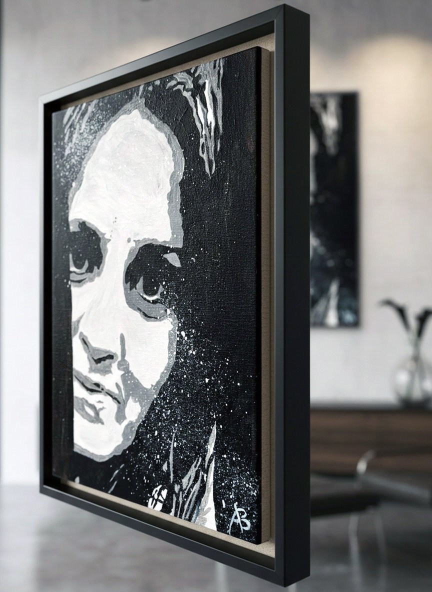 Ritratto stilizzato in bianco e nero di volto femminile intenso. Qui è mostrato un suggerimento di cornice.