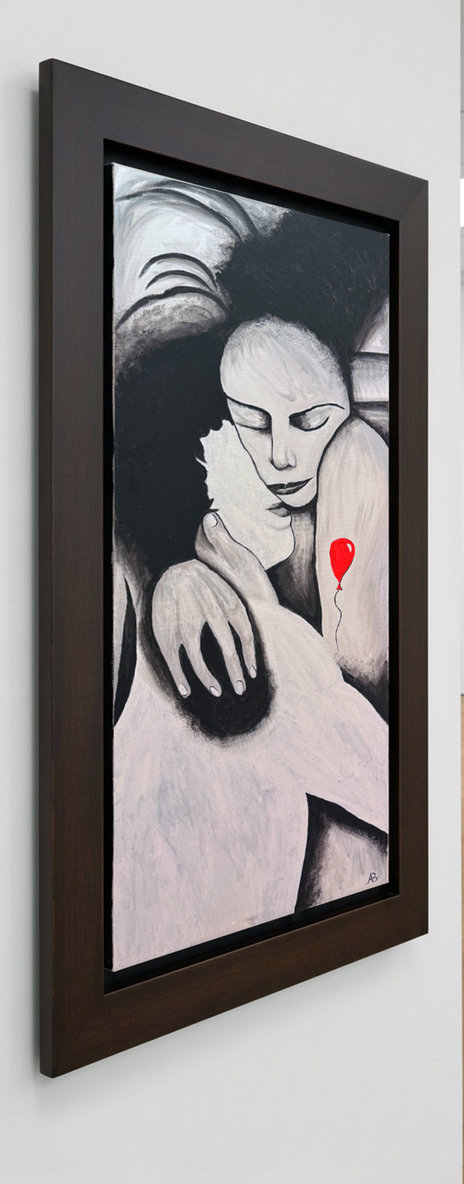 Abbraccio in bianco e nero con un piccolo palloncino rosso. Qui è mostrato un suggerimento di cornice.