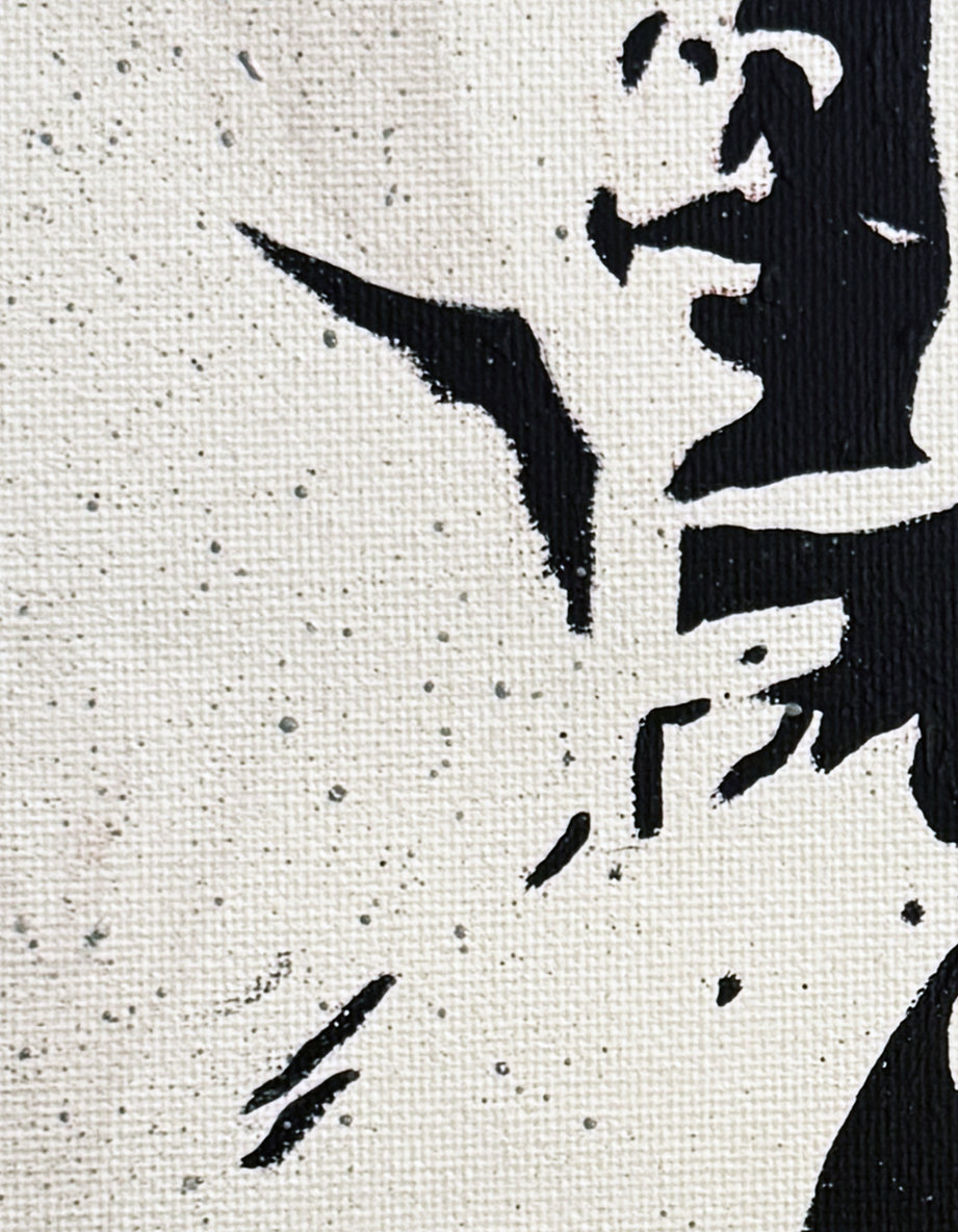 Sguardo d'ombra emerge dal bianco, respiro sospeso tra vuoto e anima. Qui è mostrato un dettaglio dell'opera.