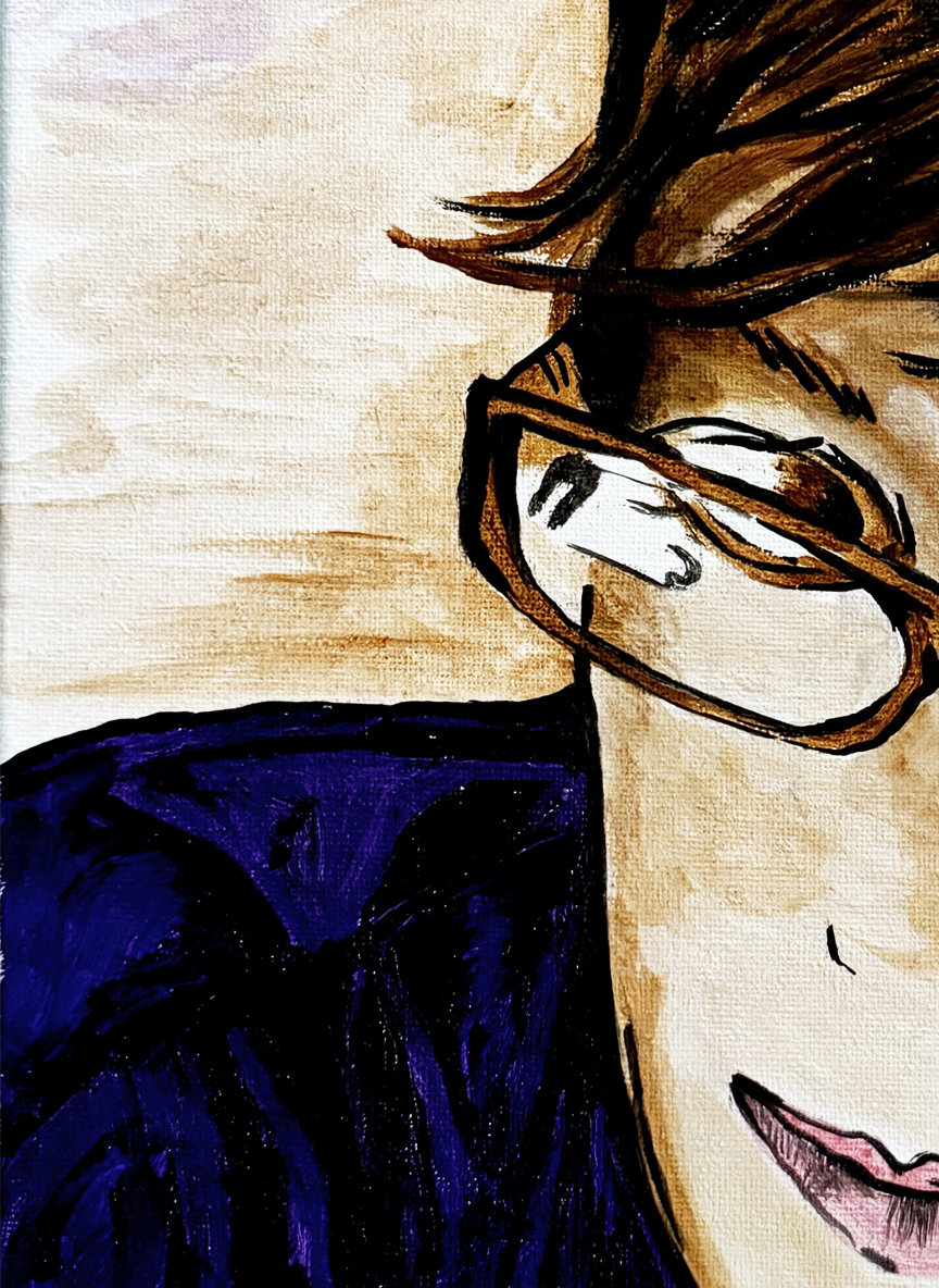 Ritratto artistico di donna con occhiali, capelli castani e pennellate viola. Qui è mostrato un dettaglio dell'opera.